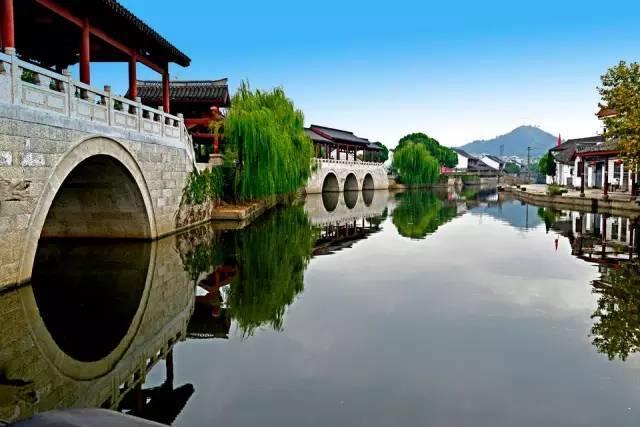 舍友骗男生拍视频打招呼,实则是其异地恋女友闪现到身后,他被定住整整12秒